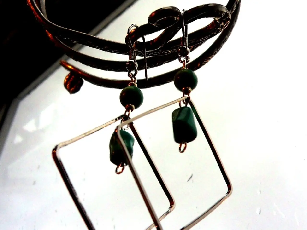 Infection in the ear: symptoms, classifications, and factors contributing to them