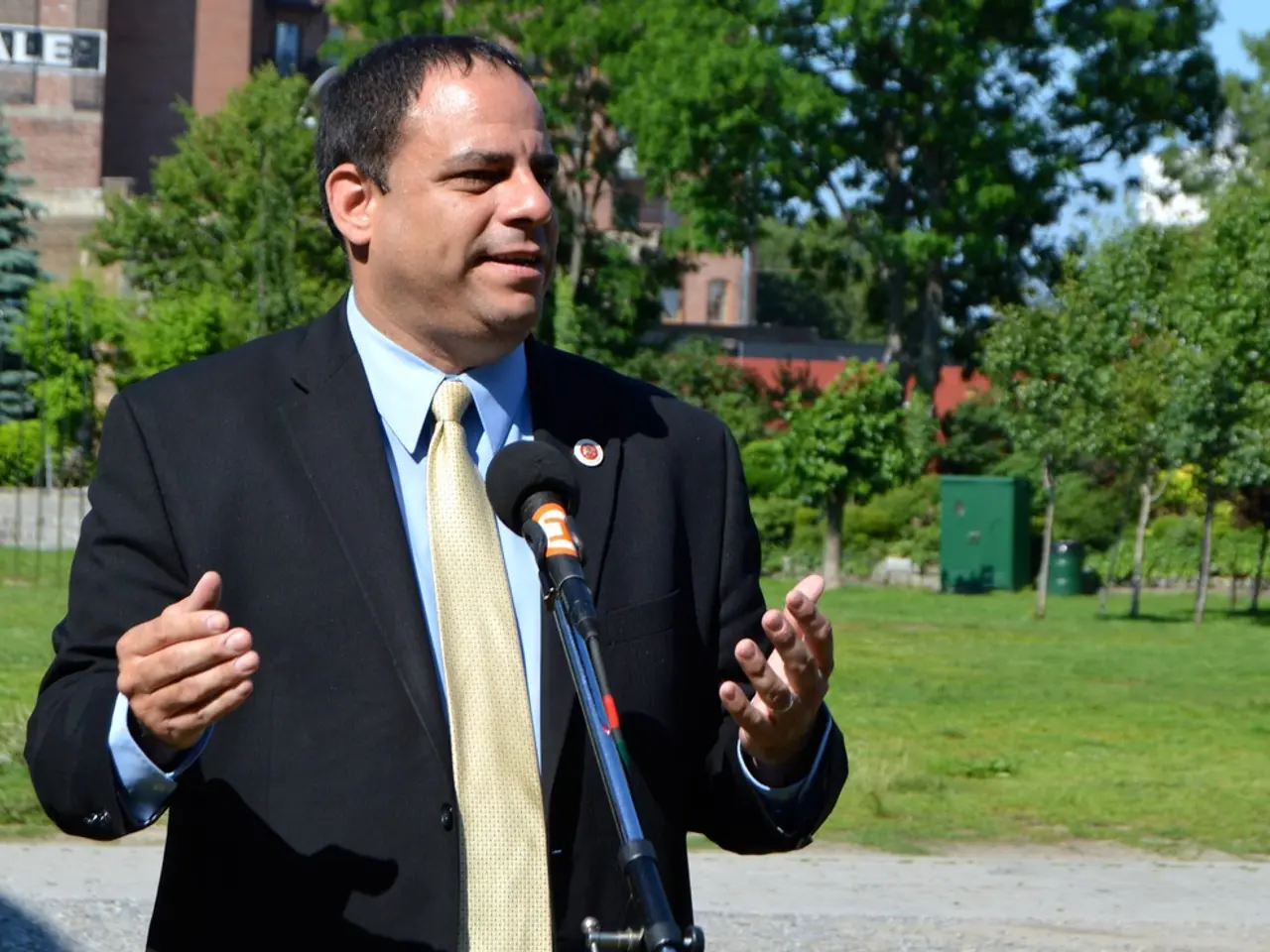 Woburn Speaker by Marshall receives a vintage-inspired makeover with a new brown color scheme.