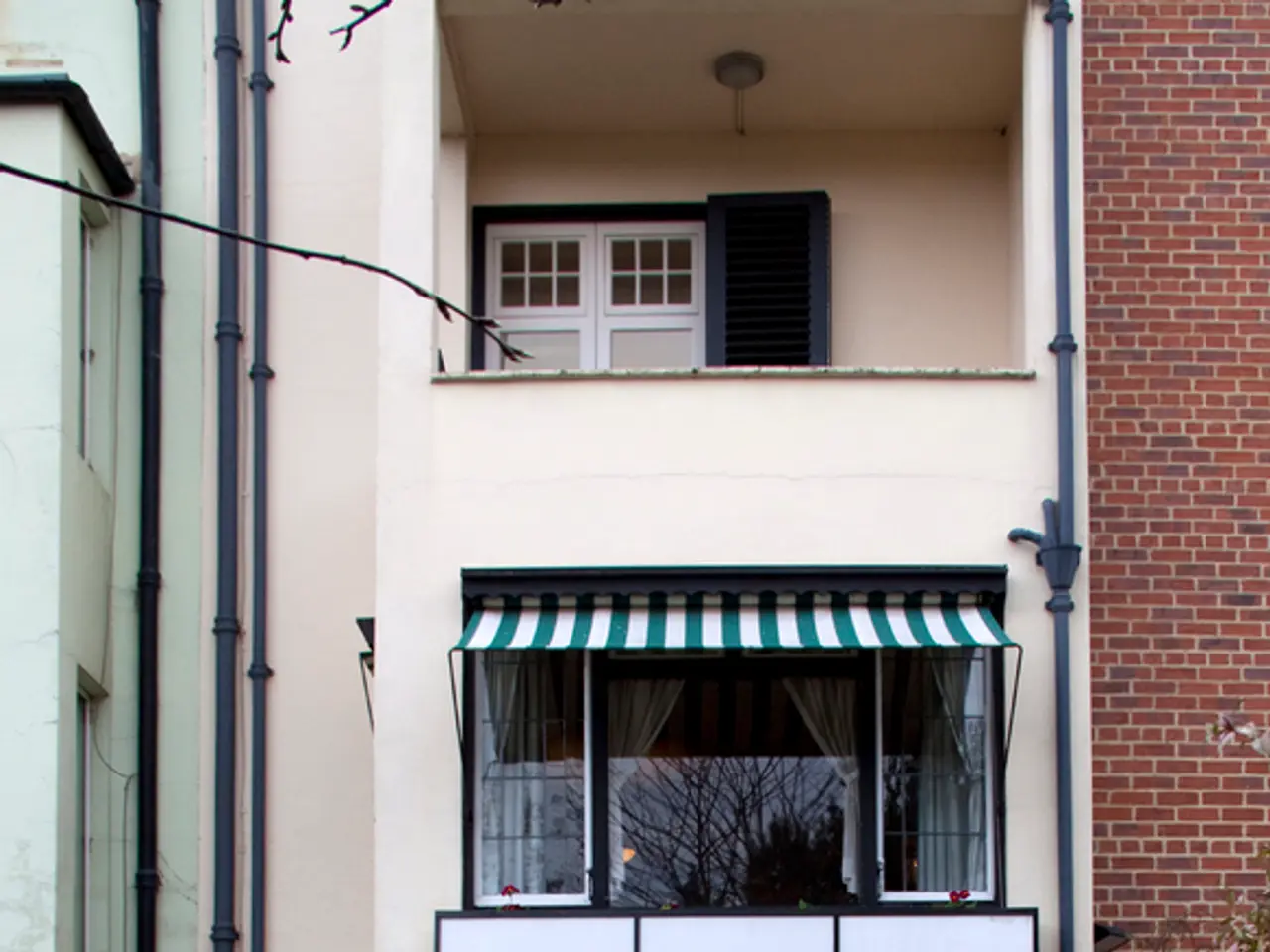 In this Staten Island dwelling harking back to a bygone era, models and vibrant murals share space...