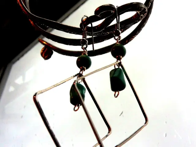 Infection in the ear: symptoms, classifications, and factors contributing to them