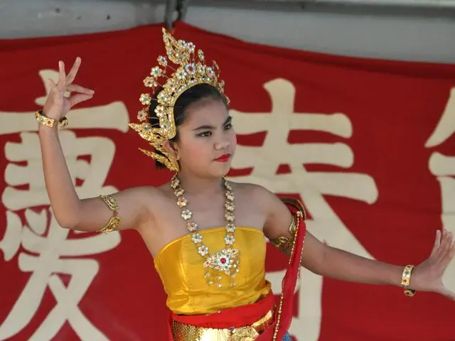 Stephanie (33, Olching) aims for the title of Tz-Wiesn-Madl 2025: Preserving Bavarian Tradition