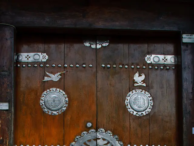 Craft Yourself a Retro Wooden Door Mat with Trendy Slats