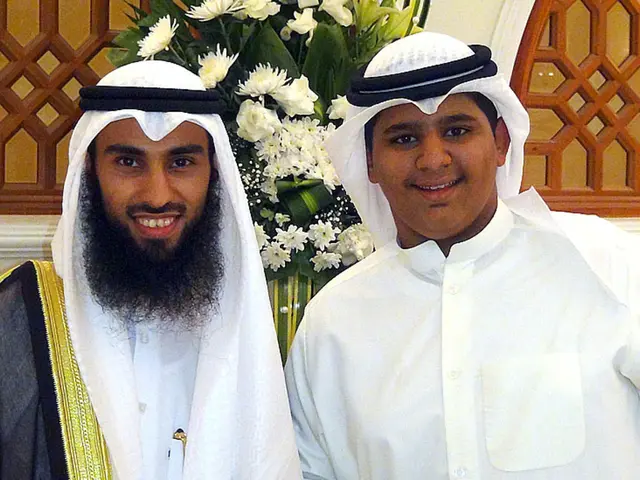 Craft your own floral headband for various occasions, including weddings, parties, and daily use.