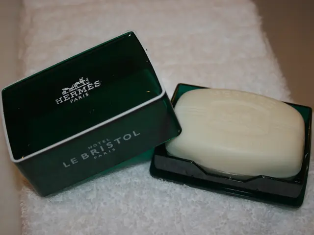 Washing Hunting Clothes with Baking Soda to Disguise Odor