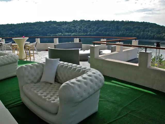 This collaboration between Next and Morris & Co strikes again with my favorite piece, resembling...