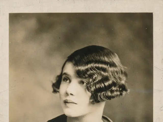 Glycerin's Benefits for Curly Hair: Reasons Behind Its Usefulness and Other Natural Options