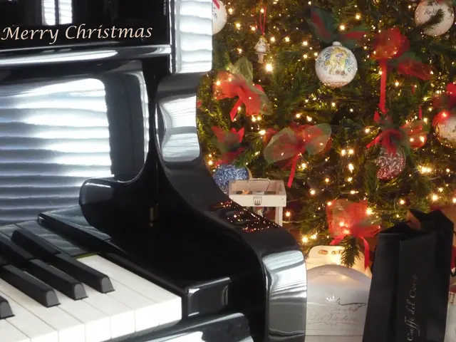 Simple Piano Versions of Well-Known Christmas Carols