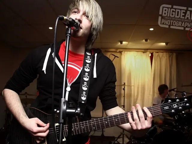 Grooving in the quiet dance party ♪